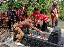 KEGIATAN ZIARAH KE MAKAM LURAH KARANGMOJO PADA HARI JADI KALURAHAN KARANGMOJO KE 77